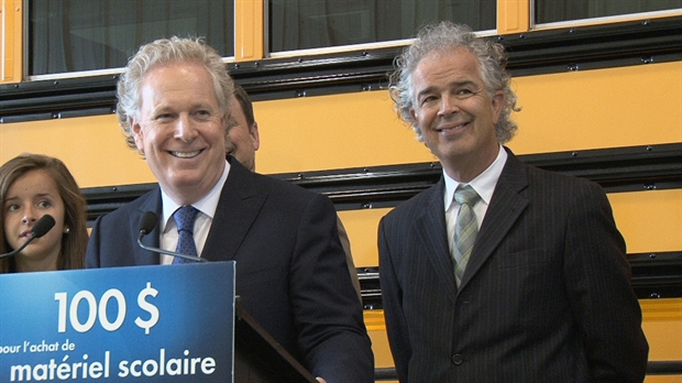 Jean Charest s'engage à verser 100 $ par enfant au primaire pour le matériel scolaire