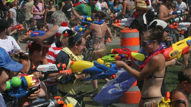 Des milliers de soldats participent au Beau Gros Tintamarre Burlesque