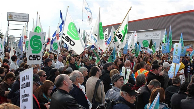 Des milliers de manifestants aux bureaux de Christian Paradis