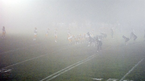 Les Condors s'inclinent dans le brouillard et la boue
