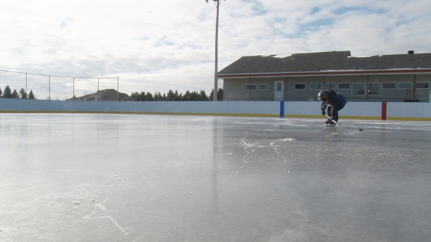 Saint-Benoît s'offre une patinoire extérieure hors du commun