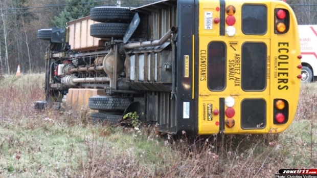 Chaussée glissante : un autobus se renverse à Beauceville