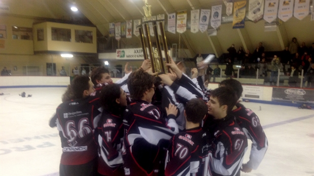 Le Garaga midget B1 soulève le précieux trophée à Saint-Gilles
