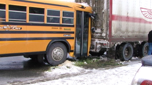 Collision entre un autobus et un poids lourd sur le boulevard Lacroix