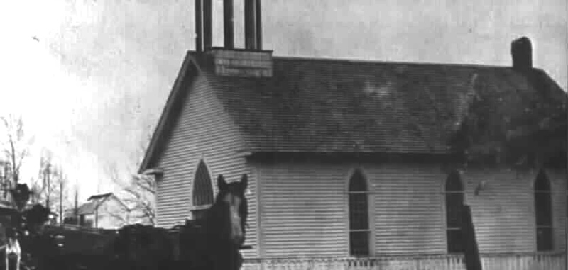 Première chapelle St-Georges Ouest fin 1800. Aujourd'hui, Poulet Frit Kentucky