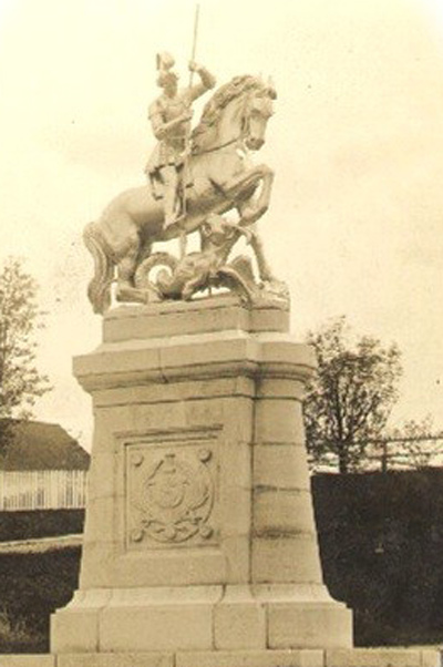 Statue en face de l'église de l'ouest en 1912