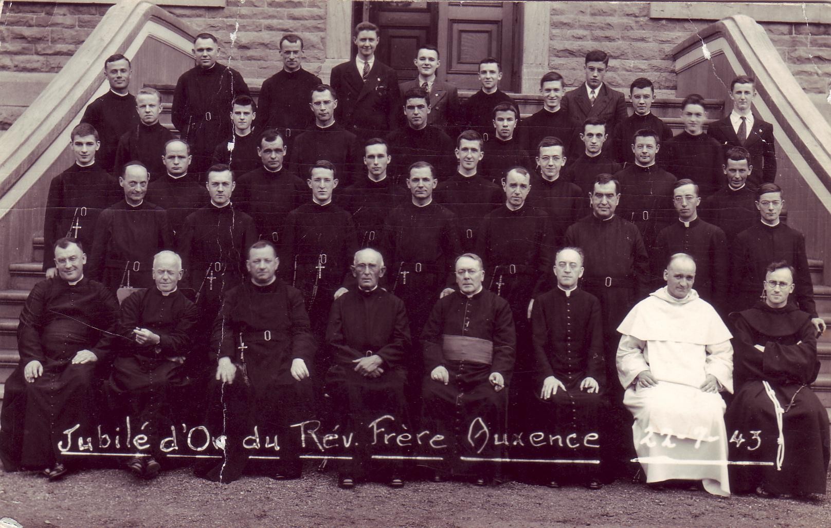 Jubilé d'Or du Frère Auxence le 22 juillet 43.  (Photo Claude Gilbert).