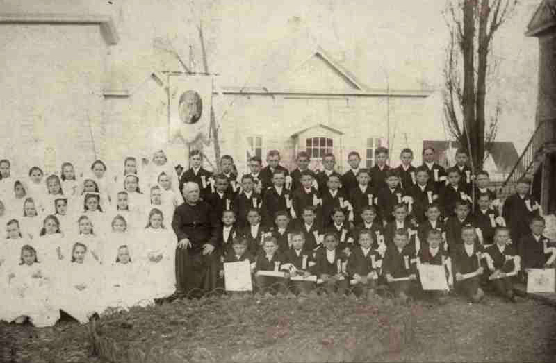 Curé Dionne en 1902 avec ses étudiants