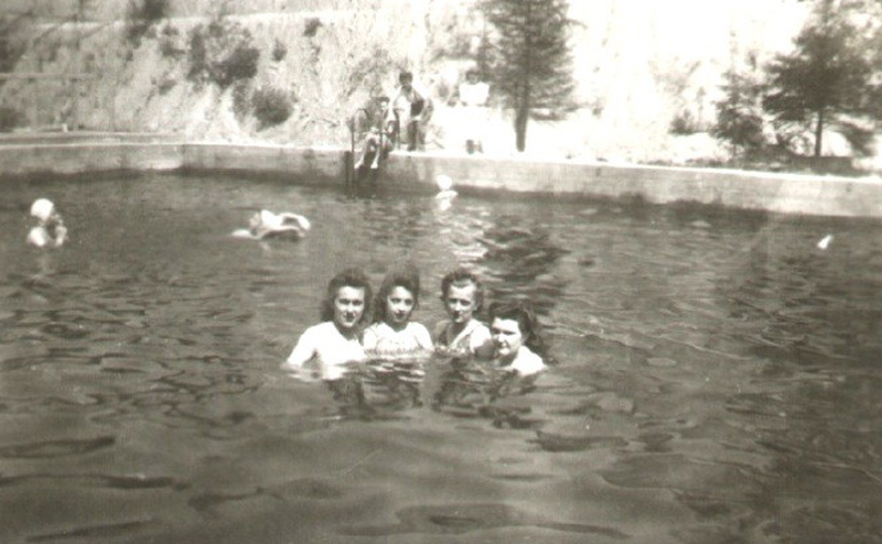 Femmes à la piscine du parc des Sept Chutes en 1944