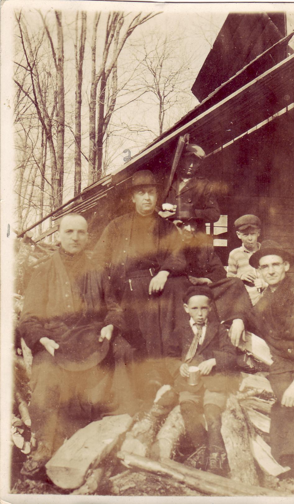 À gauche le frère Émile, en haut, le frère Louis et à droite avec chapeau, le frère Rambert. (Photo originale Claude Gilbert).