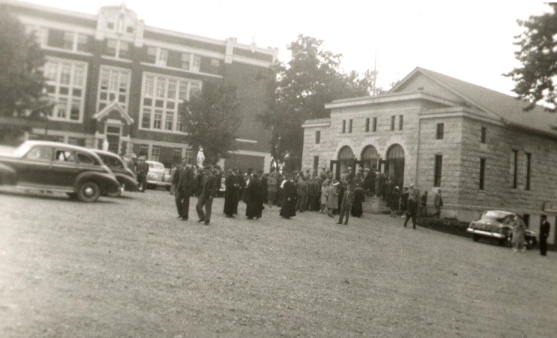 Gens à la salle paroissiale en 1940