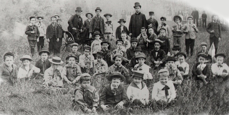 Curé Dionne en 1898 avec ses étudiants