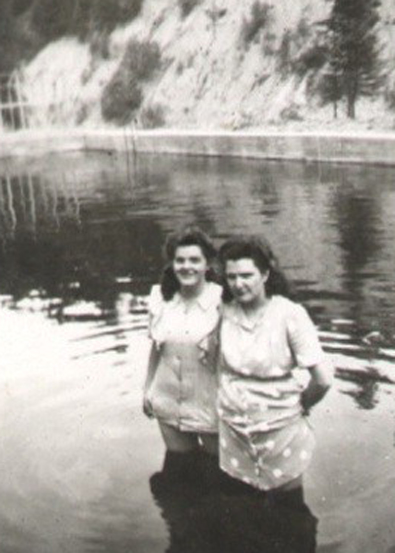 Femmes à la piscine du parc des Sept Chutes en 1944