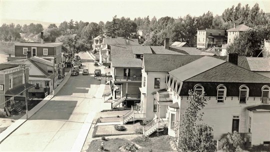 UN BEAU SECTEUR DE LA PREMIÈRE AVENUE EN 1935