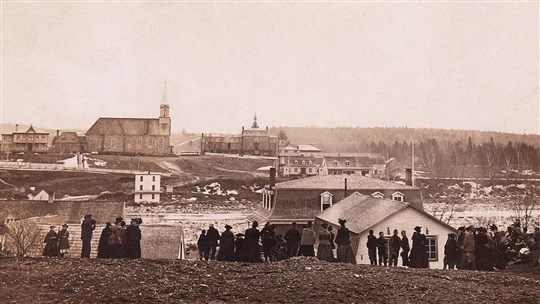 PRIÈRES AU-DESSUS DE LA RIVIÈRE LE 26 AVRIL 1896