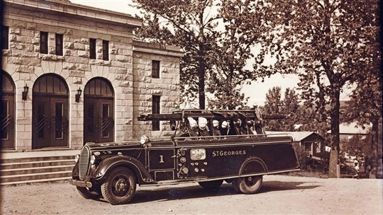 NOS POMPIERS, LEUR CASERNE ET LEURS CAMIONS