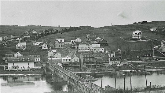 UNE ÉOLIENNE MULTIPALE AU CENTRE-VILLE IL Y A PLUS DE 100 ANS