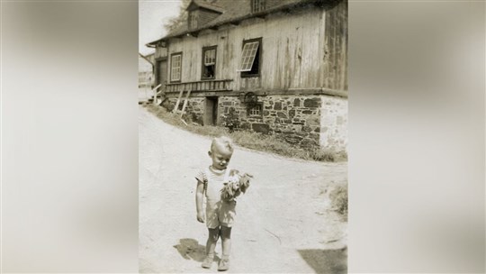 Qui est donc ce jeune homme devant le moulin Brochu? 