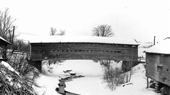 LE PONT ROUGE SUR LA RIVIÈRE POZER