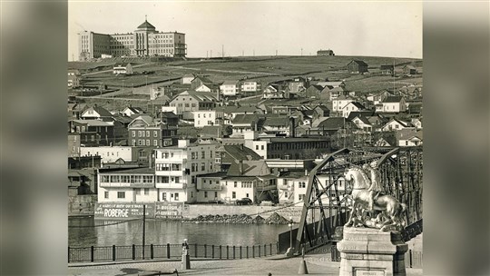 LES PANNEAUX COUPE-VENT SUR L'ANCIEN PONT DE FER