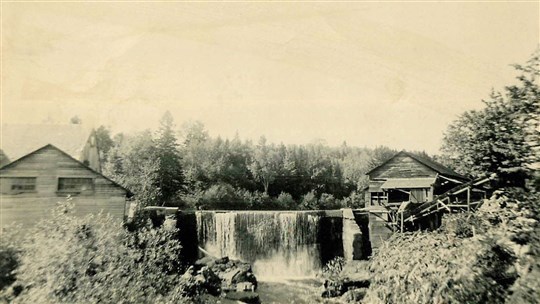 LE MOULIN POZER ÉRIGÉ EN 1818 SUR LE DOMAINE, DU CÔTÉ OUEST