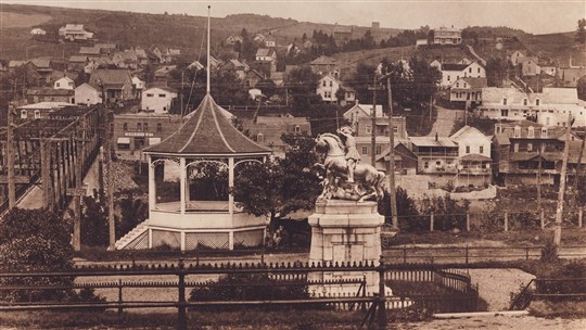 L'ancien kiosque en face de l'église dans l'ouest