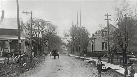 La rue Principale dans l'ouest il y a 100 ans