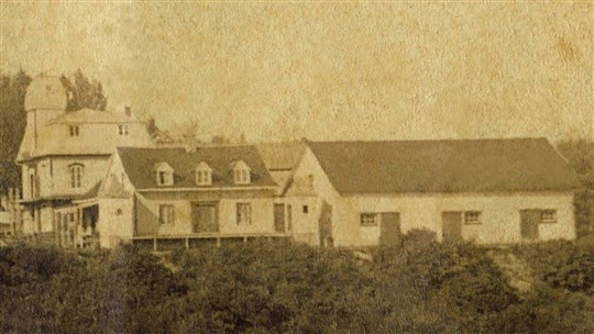 La 18e rue près de l'église il y a plus de 100 ans