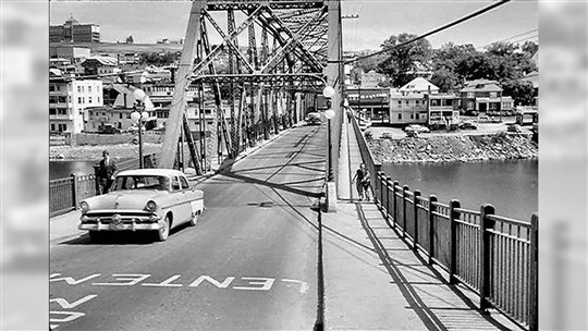 Le pont de fer de 1929, avec ses murets et trottoirs