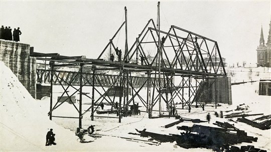 Le premier pont de fer en 1912