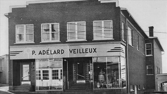 Le marchand P. Adélard Veilleux cède la place à André Guay