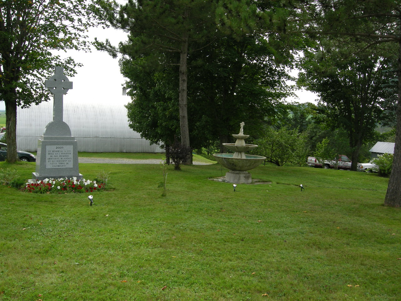 Croix commémorant la présence Irlandaise anglicane. Site de la chapelle de 1858 et du cimetière.