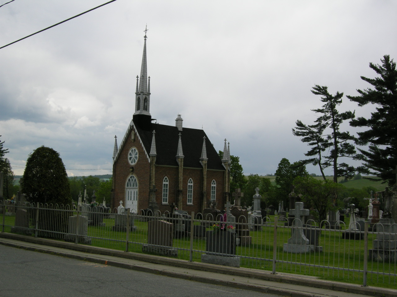 Chapelle du cimetière de Ste Marie bénite en 1885 par le Curé Chaperon.