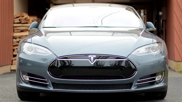 La Tesla, une voiture électrique de performance dans les rues de Saint-Georges