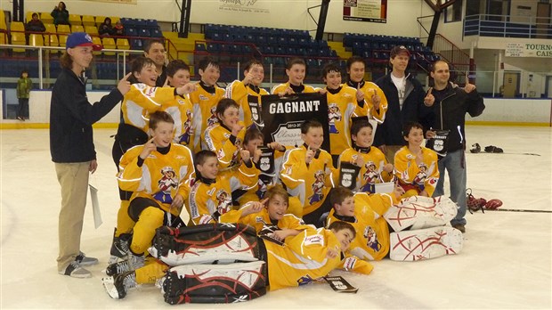 Une première édition de la Classique scolaire de hockey moustique de la CSBE