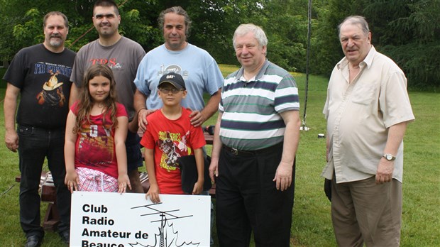 Un baptême des ondes réussi pour deux jeunes radioamateurs 