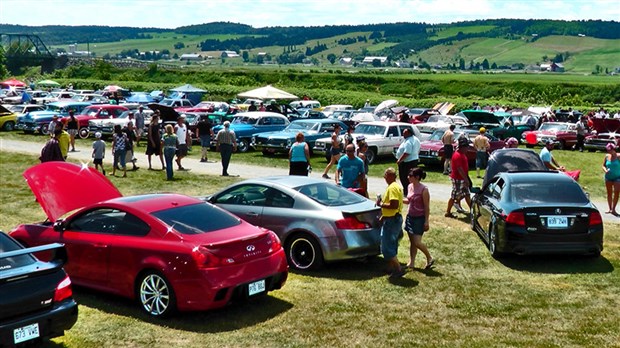 Exposition de véhicules sport et antiques à Saint-Joseph