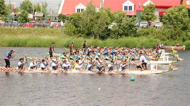 Course de bateaux-dragons: intense et spectaculaire!