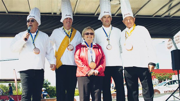 Colette Roy-Laroche, membre de la Confrérie de l’omelette géante de Granby