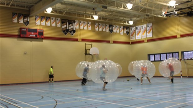 On joue au Bubble Football à la Polyvalente de Saint-Georges