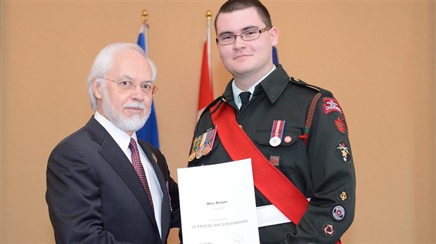 Le cadet Marc Bisson reçoit la médaille d’argent du Duc d’Édimbourg