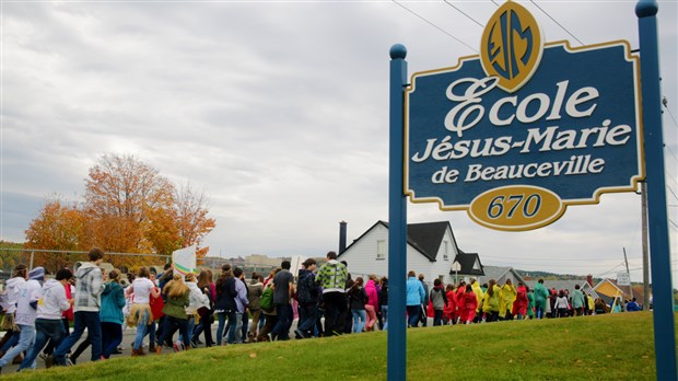 Les élèves de l’École Jésus-Marie de Beauceville marchent pour la paix dans le monde