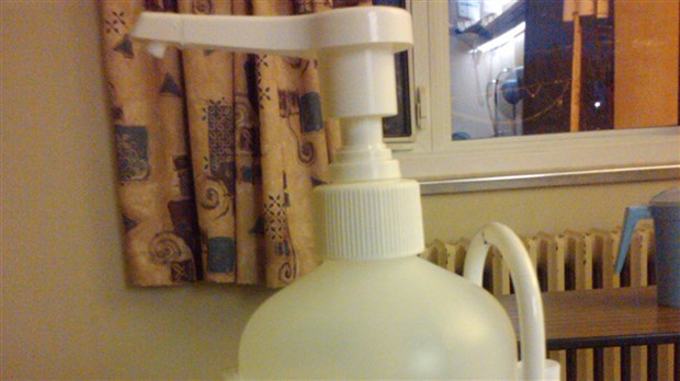 Le CSSSAD invente un support en aluminium anodisé pour contenant d’antiseptique