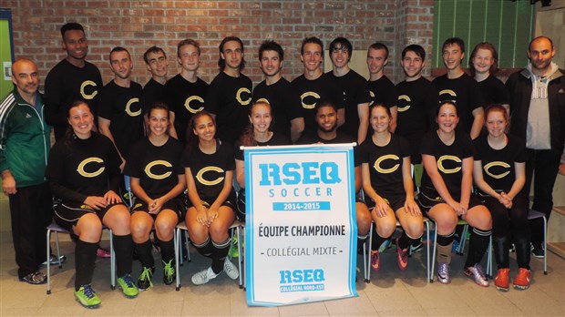 L’équipe de soccer mixte des Condors remporte les grands honneurs