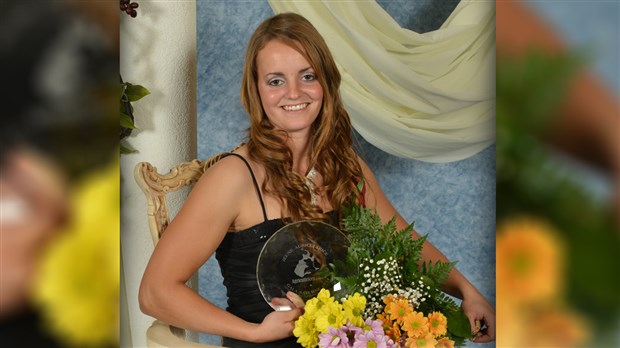 Mélanie Roy reçoit le prix Jeune agricultrice lors de la soirée Saturne