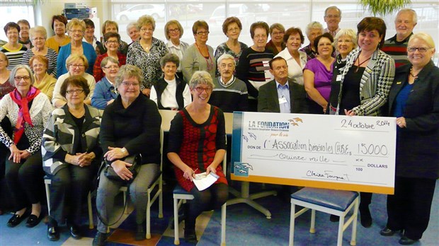 L’Association des bénévoles du CHBE remet un don de 15 000$ permettant d’acquérir 150 moniteurs de signes vitaux