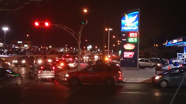 EN BREF | La station-service Ultramar à côté du Maxi vend son litre d'essence à 0,89 $