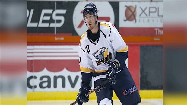 EN BREF | Le hockeyeur beauceron Kéven Veilleux obtient la troisième étoile dans la LNAH