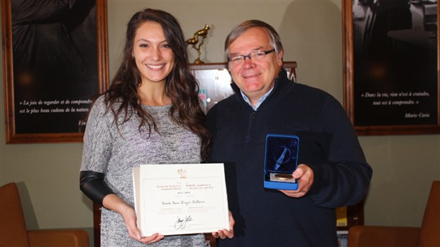 Sarah-Jane Doyon reçoit la Médaille académique du Gouverneur général du Canada
