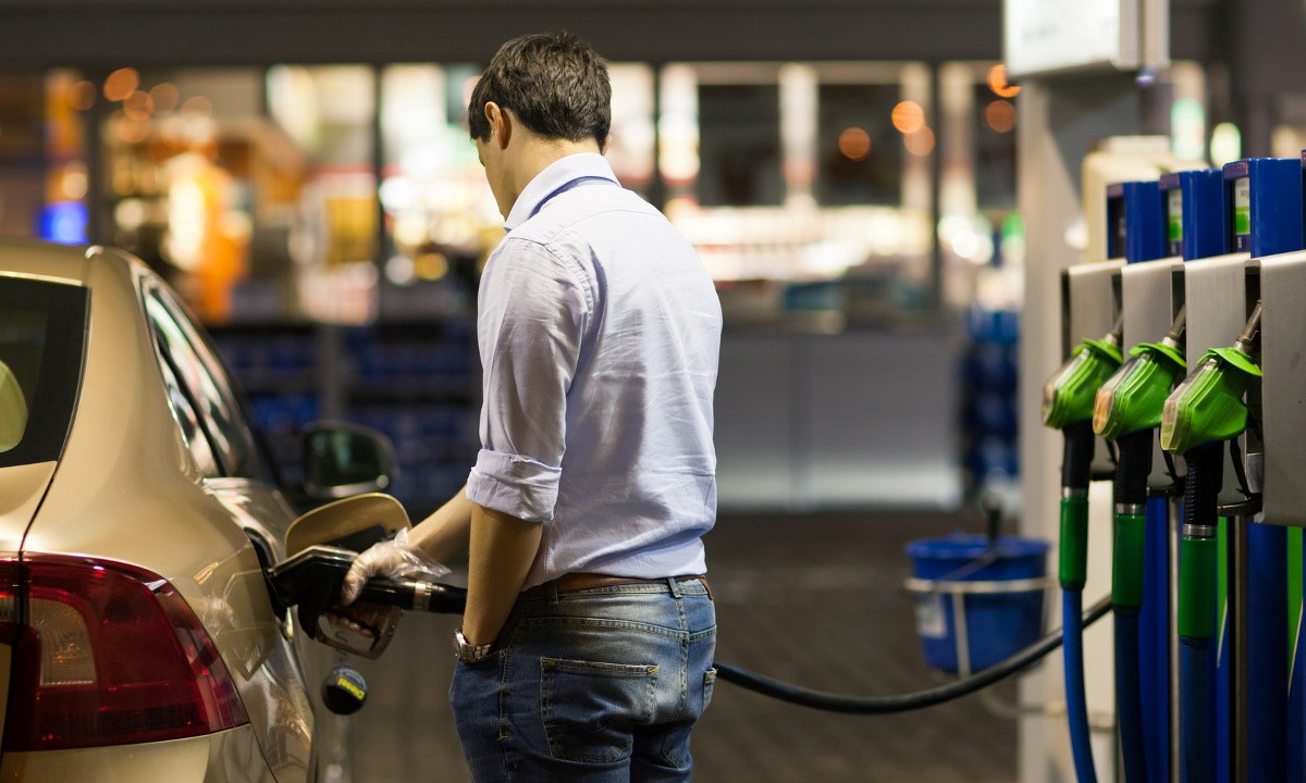Utiliser un portable près d'une pompe à essence est-ce vraiment dangereux ?